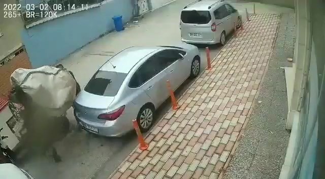 Yok artık...Çöp konteynerlerini böyle çaldı Bursa’da 2 şüpheli şahıs; kaldırım üzerinde duran çöp kovalarını çek çek arabasına koyarak çaldı. Bu anlar kameralara yansıdı. Olay, merkez ...
