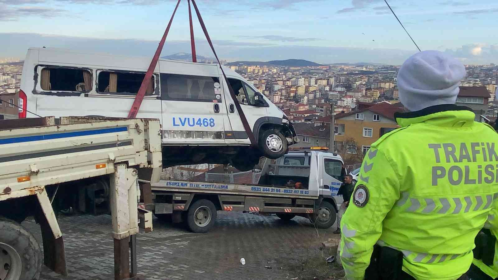 Yokuş aşağıya inen servis minibüsü yoldan çıkarak takla attı: 1 yaralı Kocaeli’nin Gebze ilçesinde yokuş aşağıya inerken yoldan çıkan servis minibüsü, yoldan çıkarak takla attı. Kaza sonrasında minibüsün sürücüsü ...