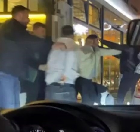 Yol verme kavgasında taraflar birbirine girdi Sakarya’nın Serdivan ilçesinde kafelerin bulunduğu sokak üzerinde ‘yol verme’ sebebi ile çıktığı iddia edilen kavgada yumruklar havada uçuştu ...