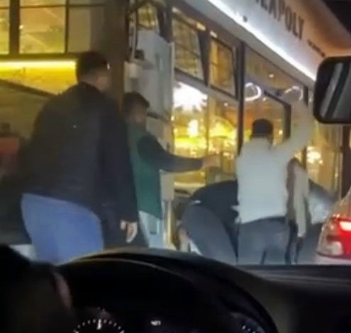 Yol verme kavgasında taraflar birbirine girdi Sakarya’nın Serdivan ilçesinde kafelerin bulunduğu sokak üzerinde ‘yol verme’ sebebi ile çıktığı iddia edilen kavgada yumruklar havada uçuştu ...