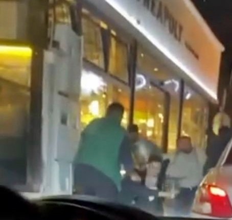 Yol verme kavgasında taraflar birbirine girdi Sakarya’nın Serdivan ilçesinde kafelerin bulunduğu sokak üzerinde ‘yol verme’ sebebi ile çıktığı iddia edilen kavgada yumruklar havada uçuştu ...