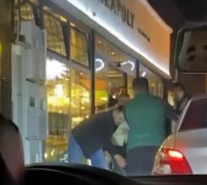 Yol verme kavgasında taraflar birbirine girdi Sakarya’nın Serdivan ilçesinde kafelerin bulunduğu sokak üzerinde ‘yol verme’ sebebi ile çıktığı iddia edilen kavgada yumruklar havada uçuştu ...