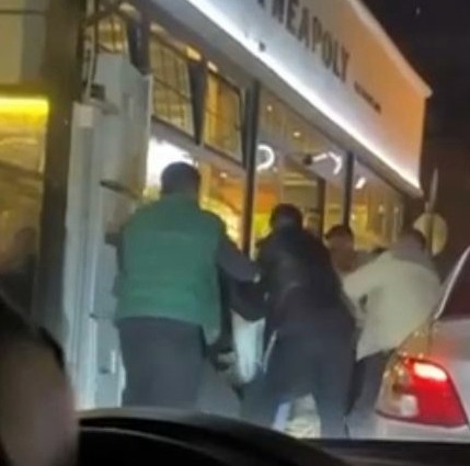 Yol verme kavgasında taraflar birbirine girdi Sakarya’nın Serdivan ilçesinde kafelerin bulunduğu sokak üzerinde ‘yol verme’ sebebi ile çıktığı iddia edilen kavgada yumruklar havada uçuştu ...