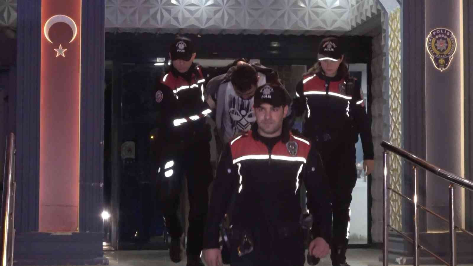 Yunus timlerinin dur ihtarına uymadı, 20 kilometre kaçtı...Yüklü uyuşturucu ile yakalandı Bursa’da Yunus timlerinin dur ihtarına uymayan şüpheli 20 kilometre boyunca kaçtıktan sonra kıskıvrak yakalandı. Lüks otomobilde yapılan aramada ...