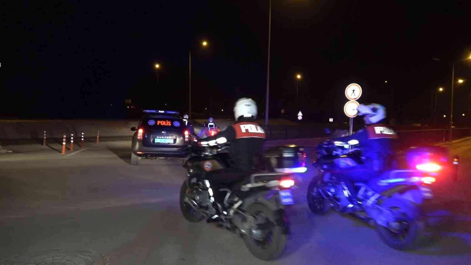 Yunus timlerinin dur ihtarına uymadı, 20 kilometre kaçtı...Yüklü uyuşturucu ile yakalandı Bursa’da Yunus timlerinin dur ihtarına uymayan şüpheli 20 kilometre boyunca kaçtıktan sonra kıskıvrak yakalandı. Lüks otomobilde yapılan aramada ...