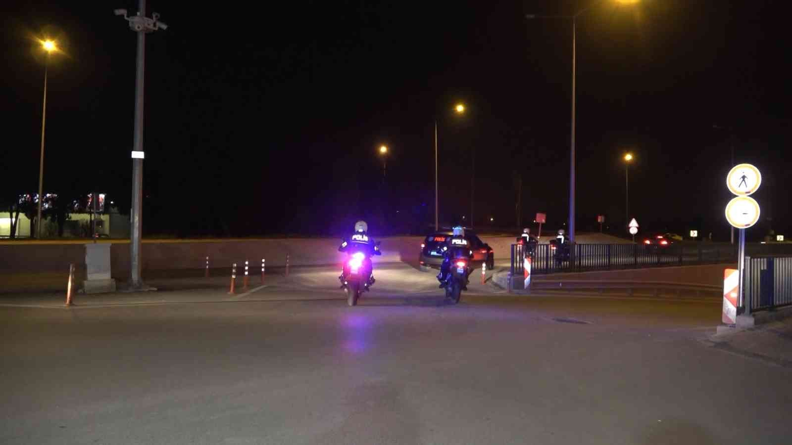 Yunus timlerinin dur ihtarına uymadı, 20 kilometre kaçtı...Yüklü uyuşturucu ile yakalandı Bursa’da Yunus timlerinin dur ihtarına uymayan şüpheli 20 kilometre boyunca kaçtıktan sonra kıskıvrak yakalandı. Lüks otomobilde yapılan aramada ...