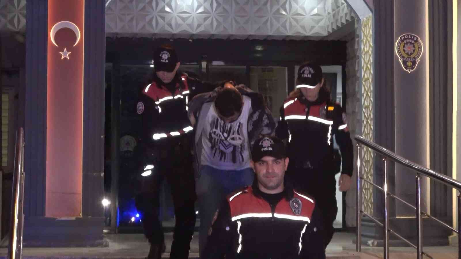 Yunus timlerinin dur ihtarına uymadı, 20 kilometre kaçtı...Yüklü uyuşturucu ile yakalandı Bursa’da Yunus timlerinin dur ihtarına uymayan şüpheli 20 kilometre boyunca kaçtıktan sonra kıskıvrak yakalandı. Lüks otomobilde yapılan aramada ...