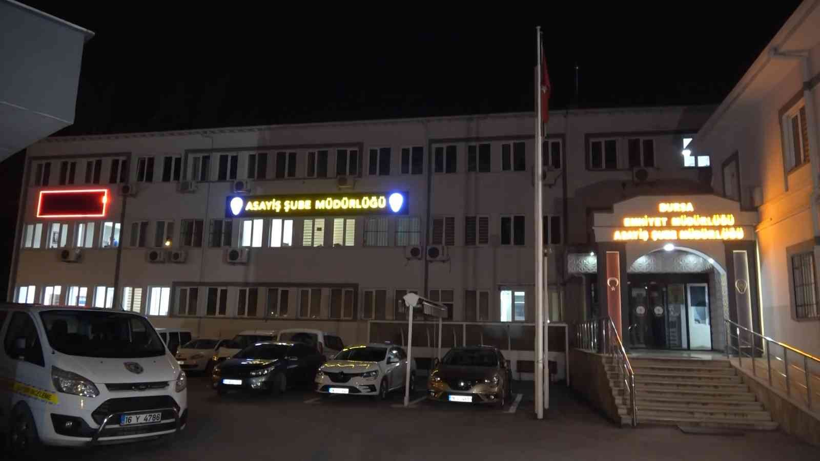 Yunus timlerinin dur ihtarına uymadı, 20 kilometre kaçtı...Yüklü uyuşturucu ile yakalandı Bursa’da Yunus timlerinin dur ihtarına uymayan şüpheli 20 kilometre boyunca kaçtıktan sonra kıskıvrak yakalandı. Lüks otomobilde yapılan aramada ...