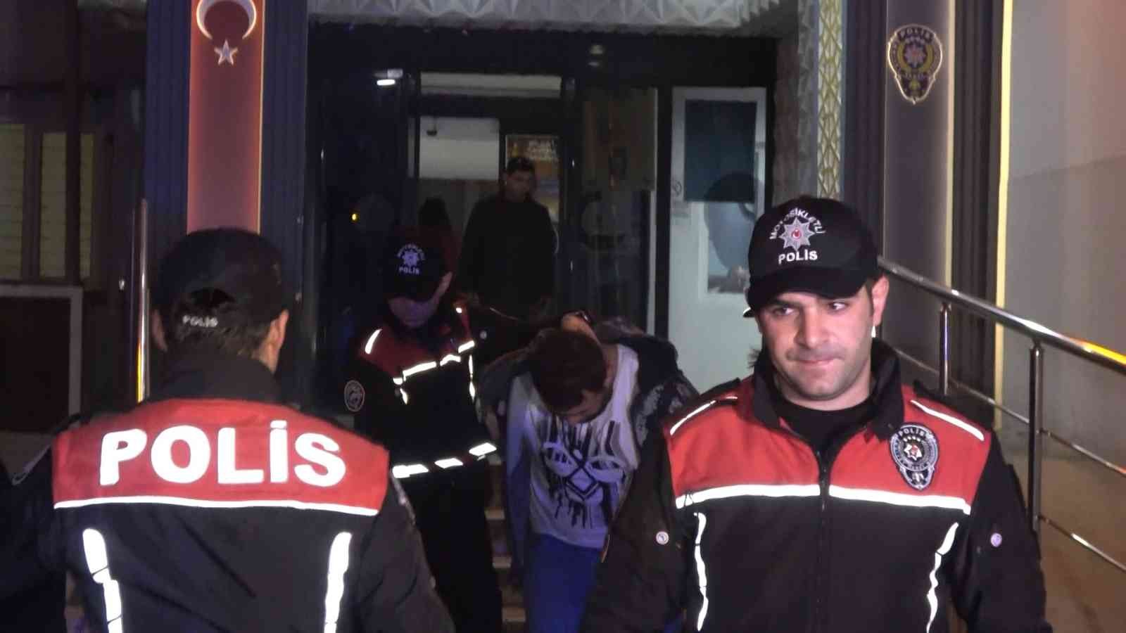 Yunus timlerinin dur ihtarına uymadı, 20 kilometre kaçtı...Yüklü uyuşturucu ile yakalandı Bursa’da Yunus timlerinin dur ihtarına uymayan şüpheli 20 kilometre boyunca kaçtıktan sonra kıskıvrak yakalandı. Lüks otomobilde yapılan aramada ...