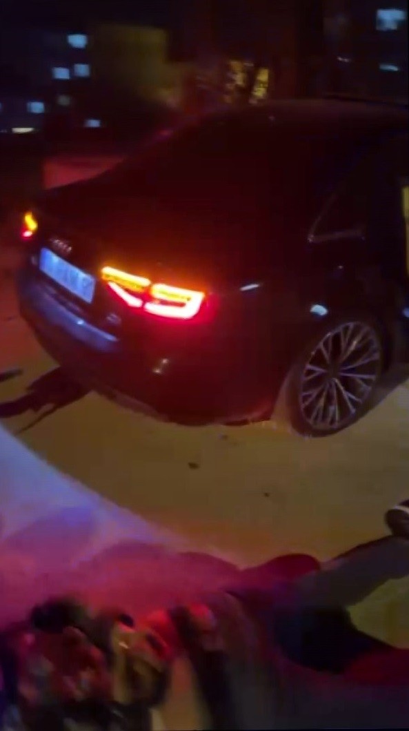 Yunus timlerinin dur ihtarına uymadı, 20 kilometre kaçtı...Yüklü uyuşturucu ile yakalandı Bursa’da Yunus timlerinin dur ihtarına uymayan şüpheli 20 kilometre boyunca kaçtıktan sonra kıskıvrak yakalandı. Lüks otomobilde yapılan aramada ...