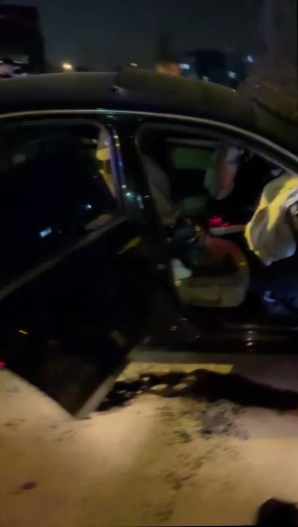 Yunus timlerinin dur ihtarına uymadı, 20 kilometre kaçtı...Yüklü uyuşturucu ile yakalandı Bursa’da Yunus timlerinin dur ihtarına uymayan şüpheli 20 kilometre boyunca kaçtıktan sonra kıskıvrak yakalandı. Lüks otomobilde yapılan aramada ...