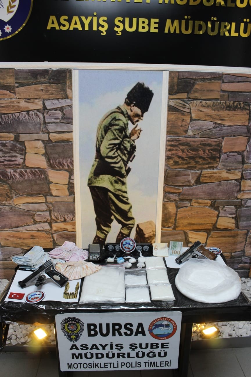 Yunus timlerinin dur ihtarına uymadı, 20 kilometre kaçtı...Yüklü uyuşturucu ile yakalandı Bursa’da Yunus timlerinin dur ihtarına uymayan şüpheli 20 kilometre boyunca kaçtıktan sonra kıskıvrak yakalandı. Lüks otomobilde yapılan aramada ...