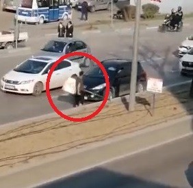 Bursa’da akli dengesi yerinde olmayan bir kişi seyir halindeki araçların önüne atladı. Kendi canını ve diğer insanların canını tehlikeye atan ...