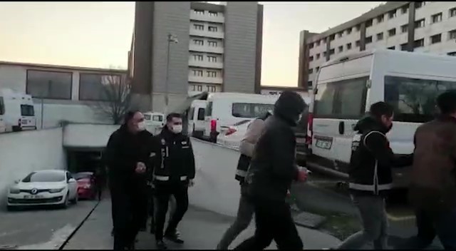 Yurtdışına çıkmak isteyenleri sahte belgeler ile yurtdışına götüren şebekeye operasyon Bazı kamu görevlileriyle ortak hareket ederek terörle iltisaklı şahısları yeşil pasaportla yurtdışına çıkaran şebekeye yönelik 11 Ocak tarihinde ...