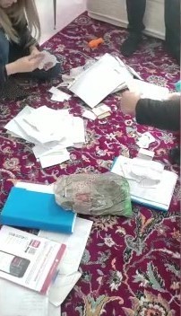 Yurtdışına çıkmak isteyenleri sahte belgeler ile yurtdışına götüren şebekeye operasyon Bazı kamu görevlileriyle ortak hareket ederek terörle iltisaklı şahısları yeşil pasaportla yurtdışına çıkaran şebekeye yönelik 11 Ocak tarihinde ...