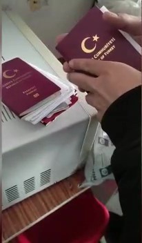 Yurtdışına çıkmak isteyenleri sahte belgeler ile yurtdışına götüren şebekeye operasyon Bazı kamu görevlileriyle ortak hareket ederek terörle iltisaklı şahısları yeşil pasaportla yurtdışına çıkaran şebekeye yönelik 11 Ocak tarihinde ...
