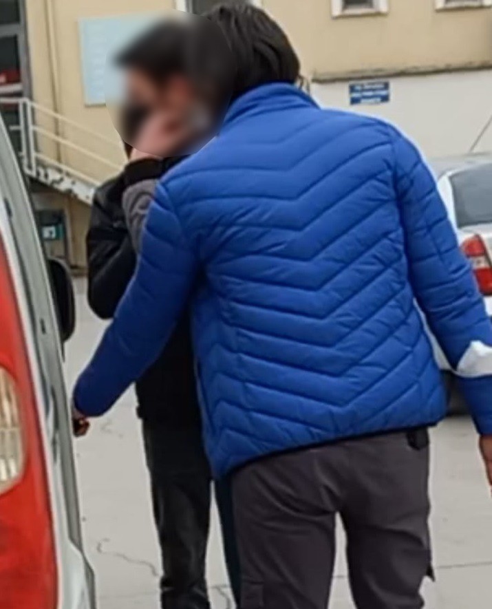Yüz nakli yapılan Recep Sert gözaltına alındı Balıkesir’in Edremit ilçesinde narkotik polisinin yaptığı operasyonda gözaltına alınan 10 kişi arasında yüz ve çene nakli yapılan Recep Sert’in ...
