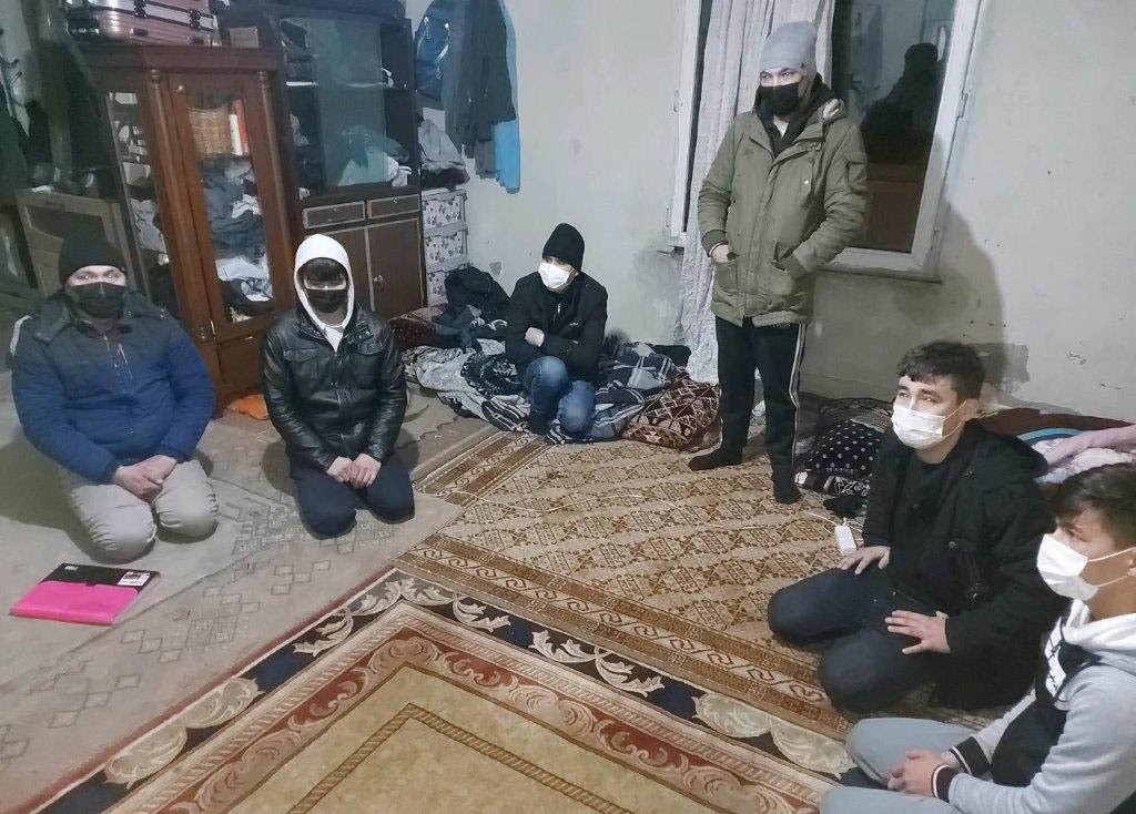 Zeytinburnu’nda son 3 ayda 105 kaçak göçmen yakalandı Zeytinburnu İlçe Emniyet Müdürlüğü ekipleri tarafından son 3 ayda yürütülen operasyonlarda 26 dairede yaşayan 105 kaçak göçmen yakalandı ...