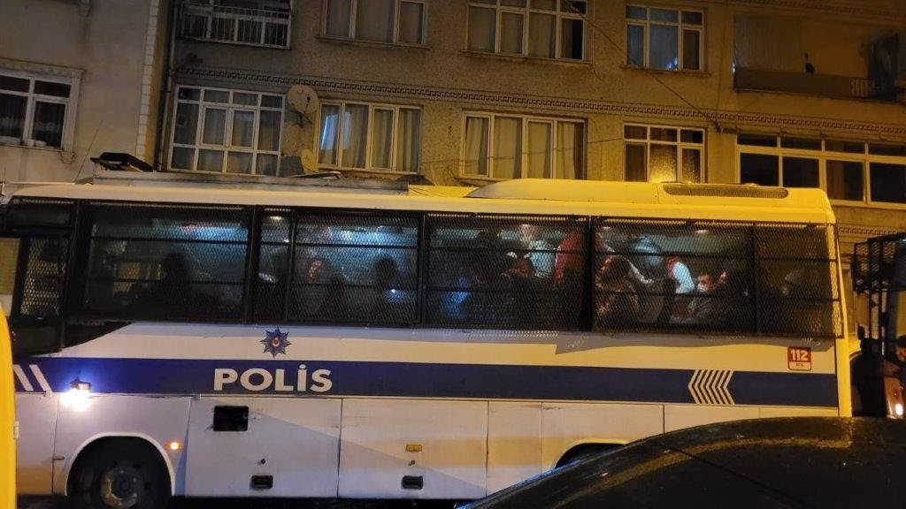 Zeytinburnu’nda son 3 ayda 105 kaçak göçmen yakalandı Zeytinburnu İlçe Emniyet Müdürlüğü ekipleri tarafından son 3 ayda yürütülen operasyonlarda 26 dairede yaşayan 105 kaçak göçmen yakalandı ...