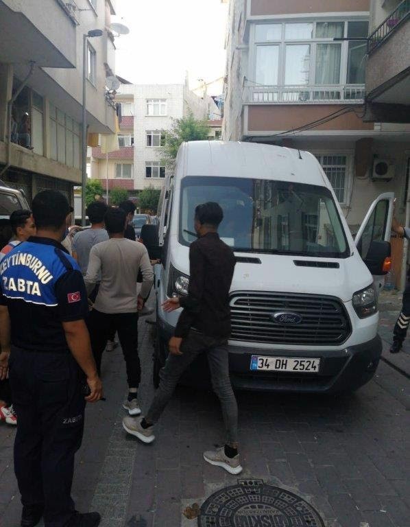 Zeytinburnu’nda son 3 ayda 105 kaçak göçmen yakalandı Zeytinburnu İlçe Emniyet Müdürlüğü ekipleri tarafından son 3 ayda yürütülen operasyonlarda 26 dairede yaşayan 105 kaçak göçmen yakalandı ...