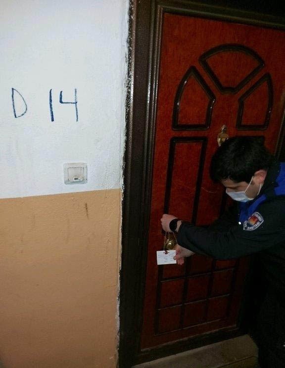 Zeytinburnu’nda son 3 ayda 105 kaçak göçmen yakalandı Zeytinburnu İlçe Emniyet Müdürlüğü ekipleri tarafından son 3 ayda yürütülen operasyonlarda 26 dairede yaşayan 105 kaçak göçmen yakalandı ...