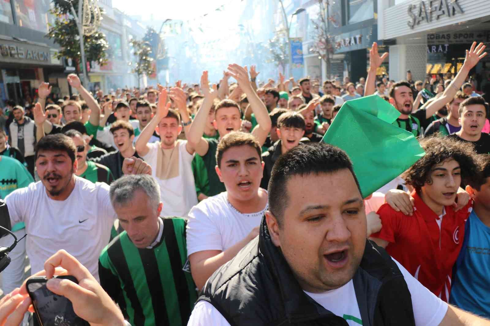 Sakaryaspor, ligin bitmesine 2 maç kala Serik Belediyespor’u 2-1 mağlup ederek şampiyonluğu garantilerken şehirde de bayram havası oluştu ...