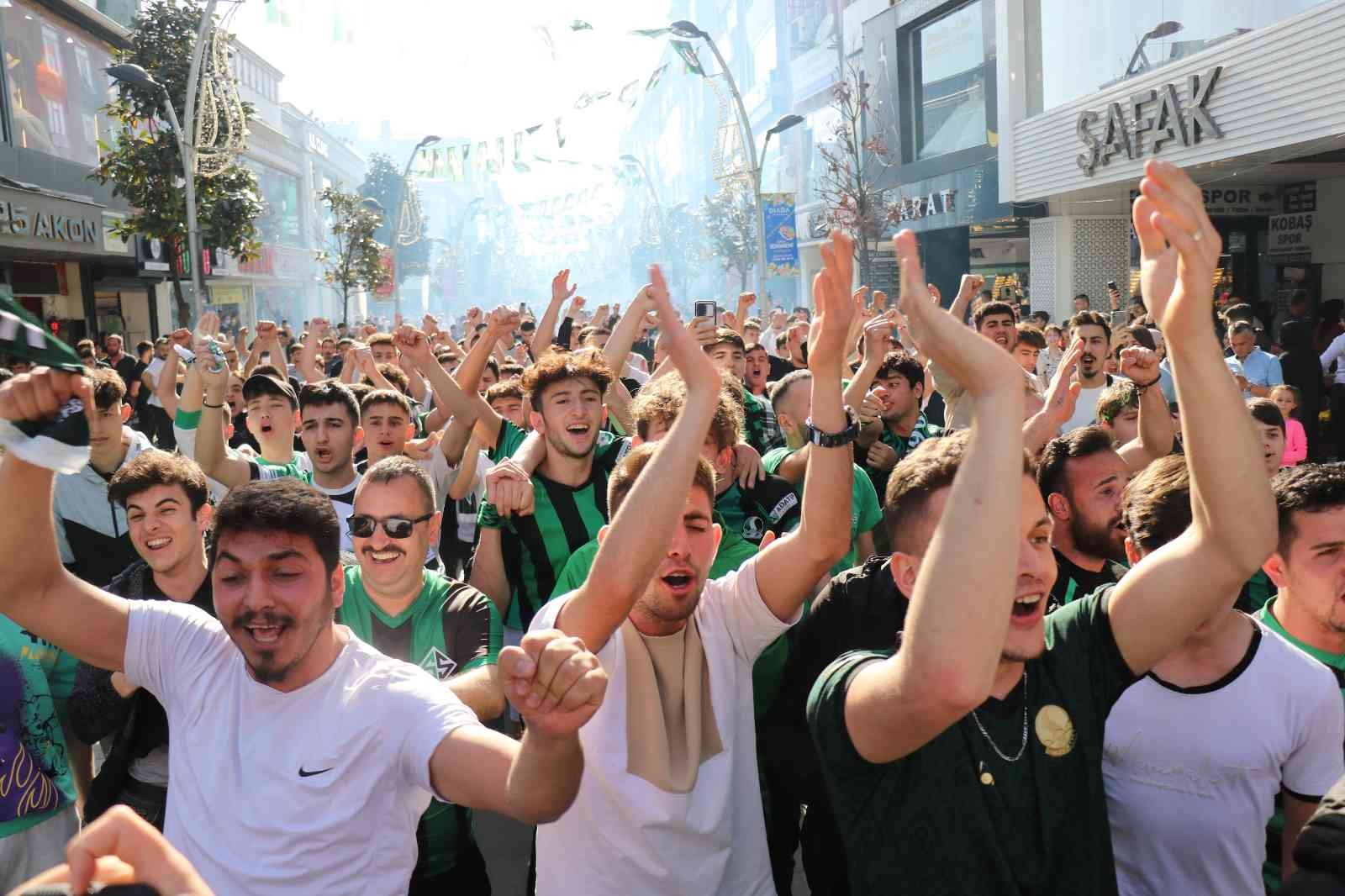 Sakaryaspor, ligin bitmesine 2 maç kala Serik Belediyespor’u 2-1 mağlup ederek şampiyonluğu garantilerken şehirde de bayram havası oluştu ...