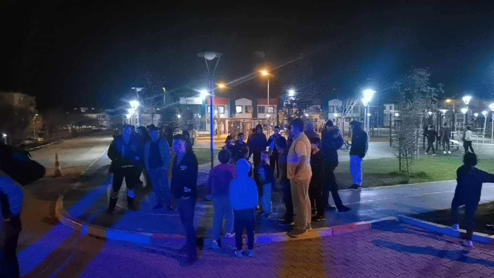 13 yaşındaki genç parkta bıçaklandı Bursa’nın İnegöl ilçesinde Yunus Emre spor kompleksi park alanında meydana gelen olayda 13 yaşındaki genç, bıçakla yaralandı. Olay Yunus Emre ...