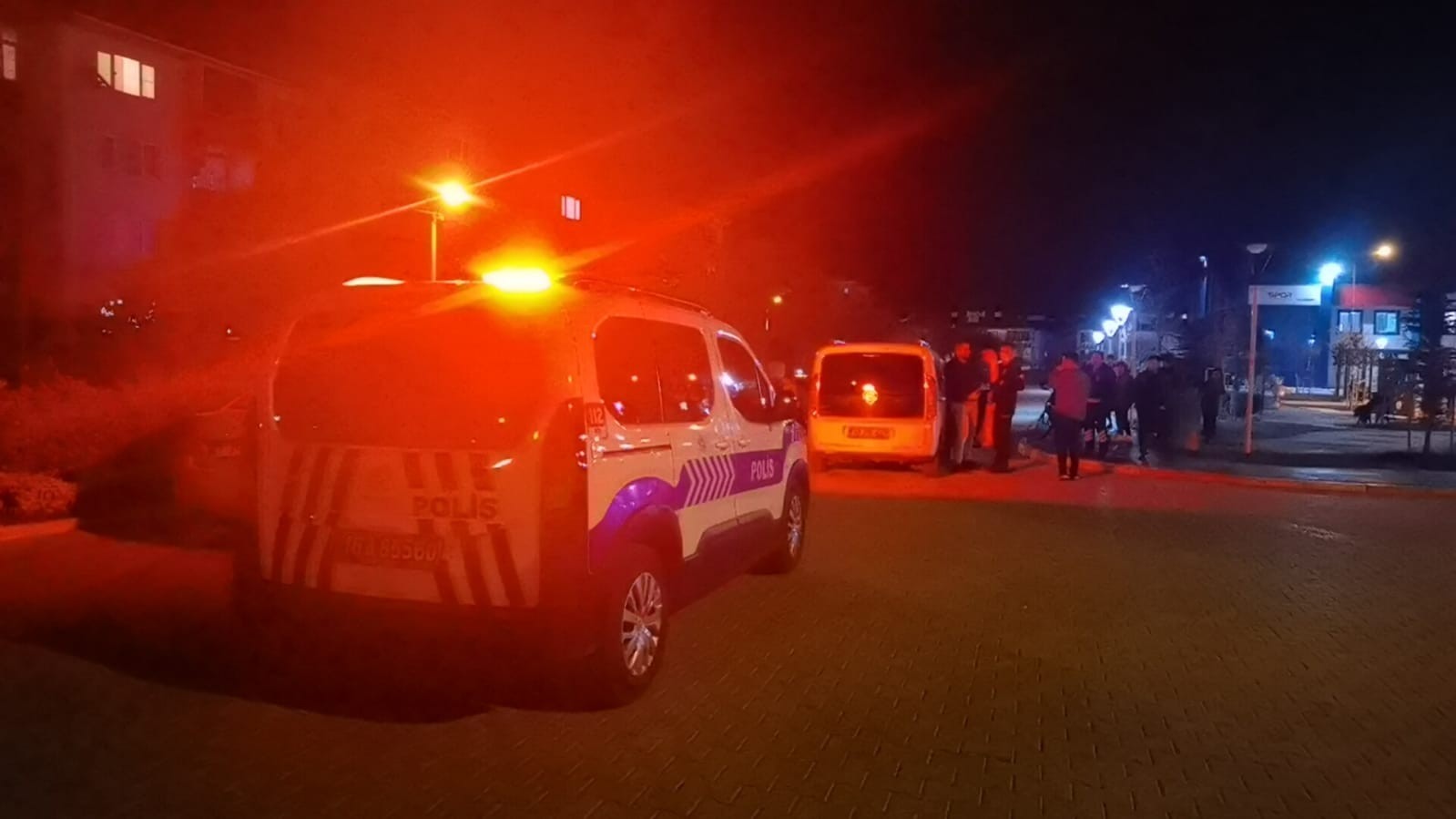 13 yaşındaki genç parkta bıçaklandı Bursa’nın İnegöl ilçesinde Yunus Emre spor kompleksi park alanında meydana gelen olayda 13 yaşındaki genç, bıçakla yaralandı. Olay Yunus Emre ...