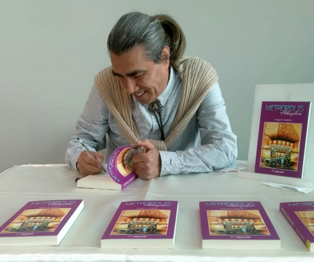 16 saatlik metro yolculuğunu kitapla taçlandırdı Film yönetmeni, akademisyen ve roman yazarı Cengis Asiltürk, Metropolis Hikayeleri adlı ilk hikâye kitabını yayınladı. Yazar, kitap yazmak için ...