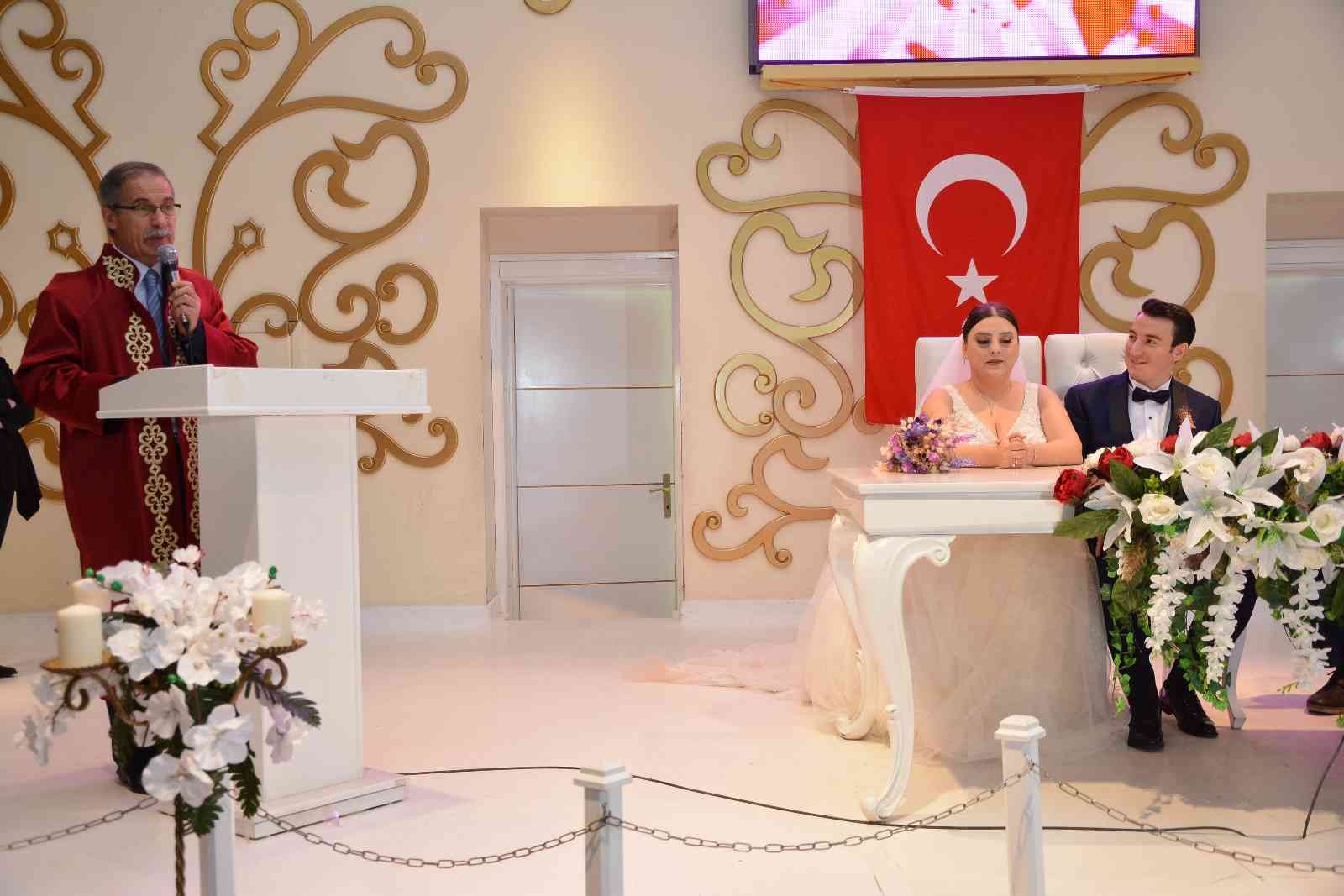 18 yılda 30 bin nikah kıydı, doğum gününde emekli oldu 18 yıldır evlendirme memuru olarak görev yapan, İzmit’te 30 bin çiftin nikahını kıyan Fikri Sever doğum gününde emekli oldu. Bir şehri evlendiren ...