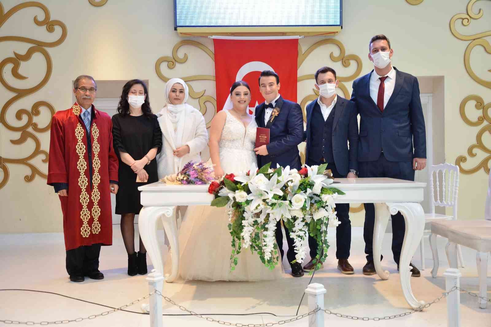 18 yılda 30 bin nikah kıydı, doğum gününde emekli oldu 18 yıldır evlendirme memuru olarak görev yapan, İzmit’te 30 bin çiftin nikahını kıyan Fikri Sever doğum gününde emekli oldu. Bir şehri evlendiren ...