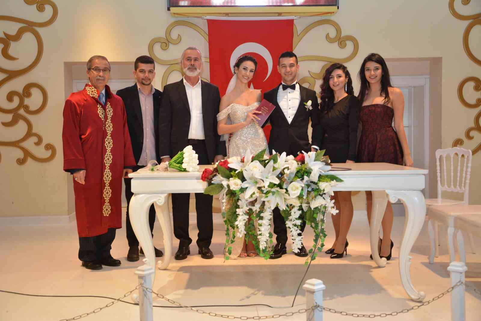 18 yılda 30 bin nikah kıydı, doğum gününde emekli oldu 18 yıldır evlendirme memuru olarak görev yapan, İzmit’te 30 bin çiftin nikahını kıyan Fikri Sever doğum gününde emekli oldu. Bir şehri evlendiren ...