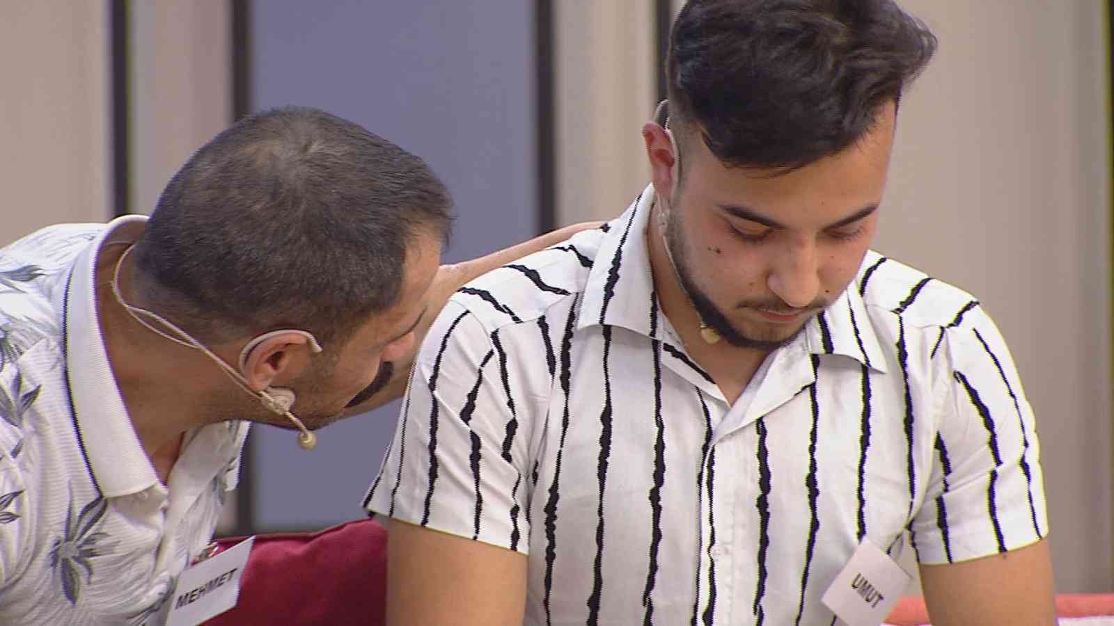 19 yıldır görmediği oğluyla aynı işyerinde çalışmış Umut Çelik, 19 yıl sonra biyolojik anne ve babasına kavuştu. FOX’ta ekrana gelen Fulya ile Umudun Olsun programında Umut Çelik, 19 yıl sonra ...