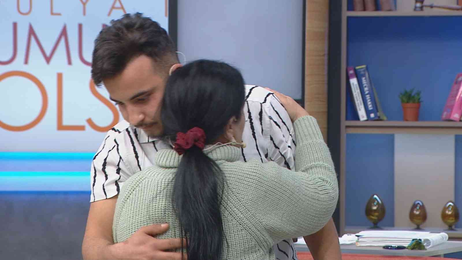 19 yıldır görmediği oğluyla aynı işyerinde çalışmış Umut Çelik, 19 yıl sonra biyolojik anne ve babasına kavuştu. FOX’ta ekrana gelen Fulya ile Umudun Olsun programında Umut Çelik, 19 yıl sonra ...