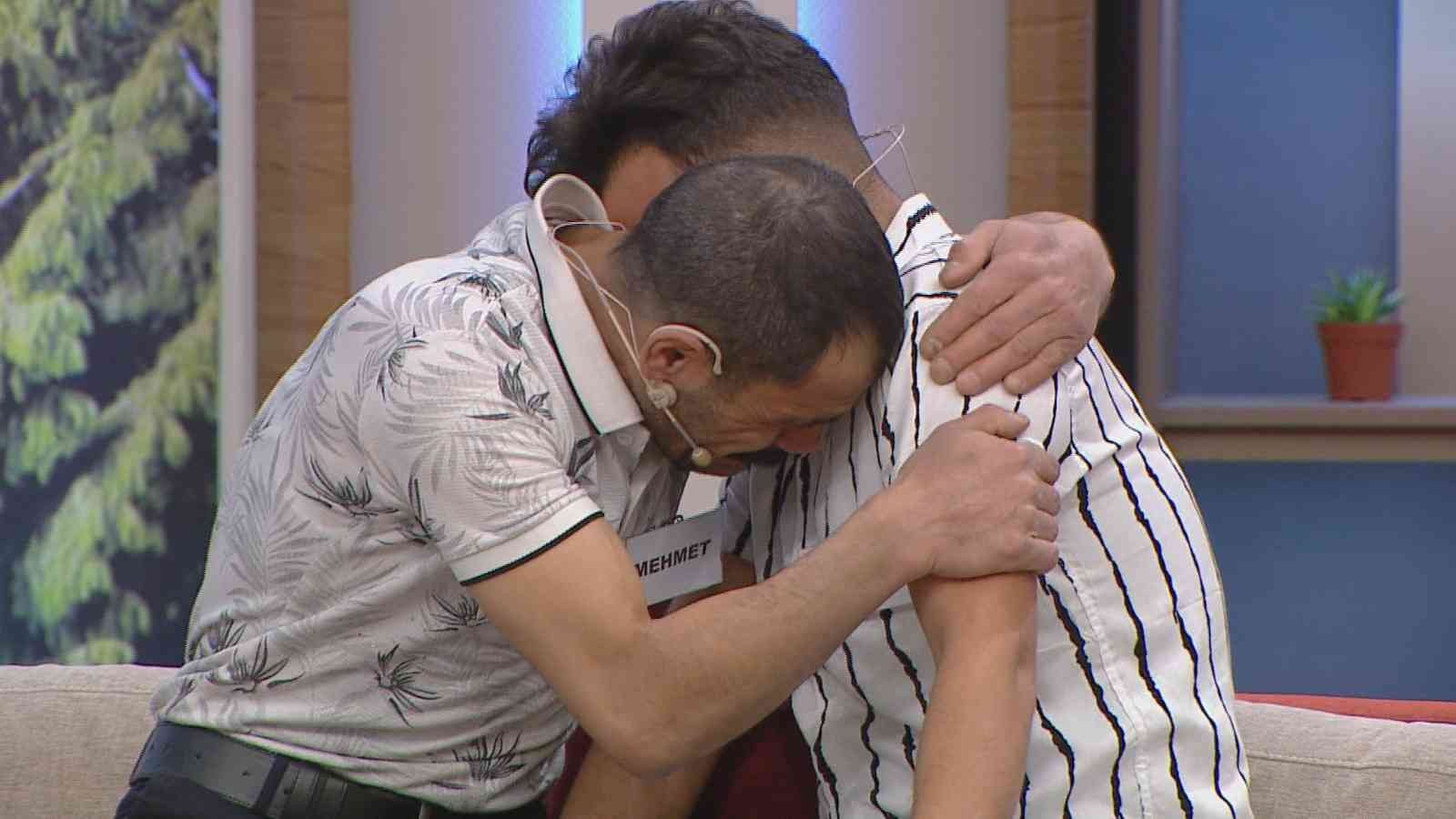 19 yıldır görmediği oğluyla aynı işyerinde çalışmış Umut Çelik, 19 yıl sonra biyolojik anne ve babasına kavuştu. FOX’ta ekrana gelen Fulya ile Umudun Olsun programında Umut Çelik, 19 yıl sonra ...