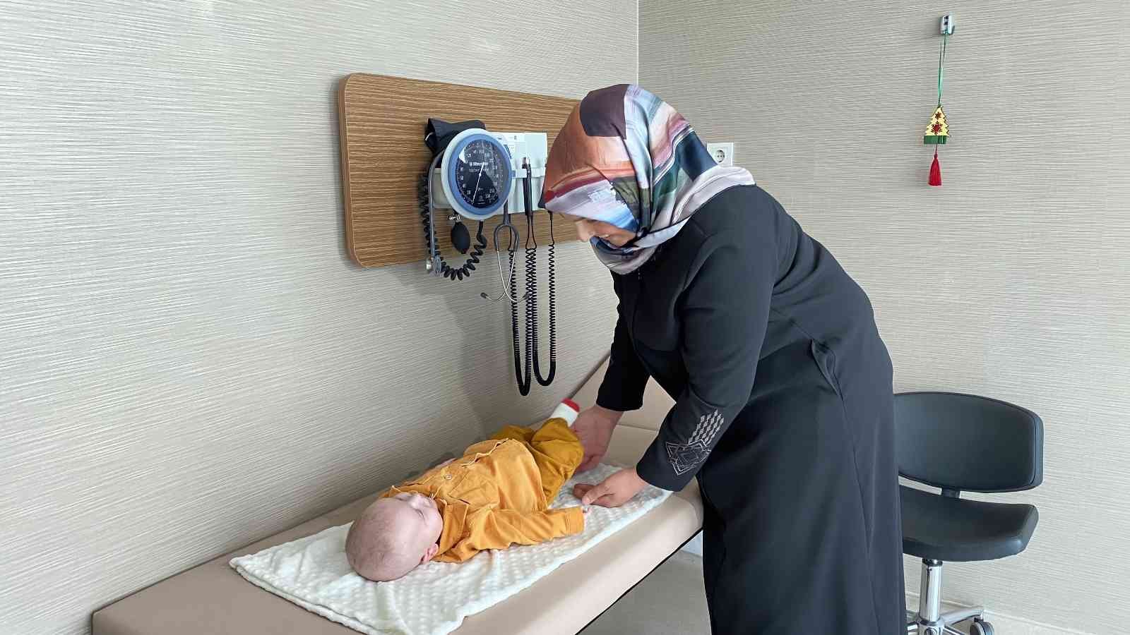 200 binde bir görülen hastalıkla doğan bebek annesinin karaciğeri ile hayata tutundu Genetik hastalık nedeniyle anne sütü dahil her türlü protein tüketmesi yasak olan 10 aylık Mehmet Akif Sağlam, annesinin karaciğeri ile sağlığına ...