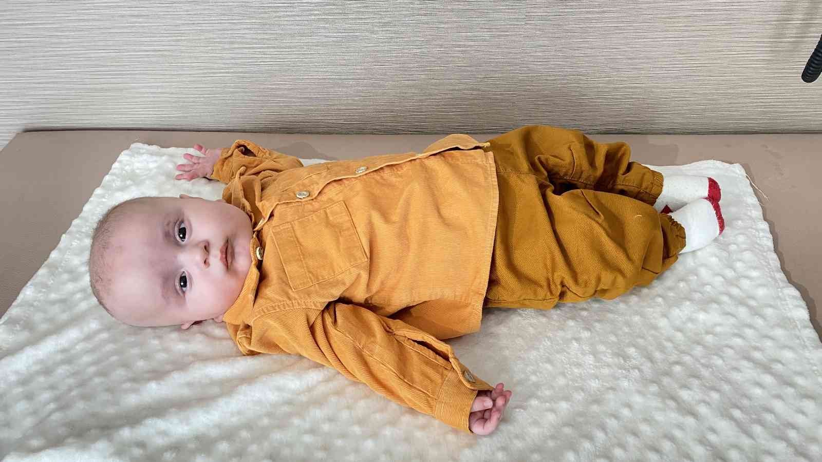 200 binde bir görülen hastalıkla doğan bebek annesinin karaciğeri ile hayata tutundu Genetik hastalık nedeniyle anne sütü dahil her türlü protein tüketmesi yasak olan 10 aylık Mehmet Akif Sağlam, annesinin karaciğeri ile sağlığına ...