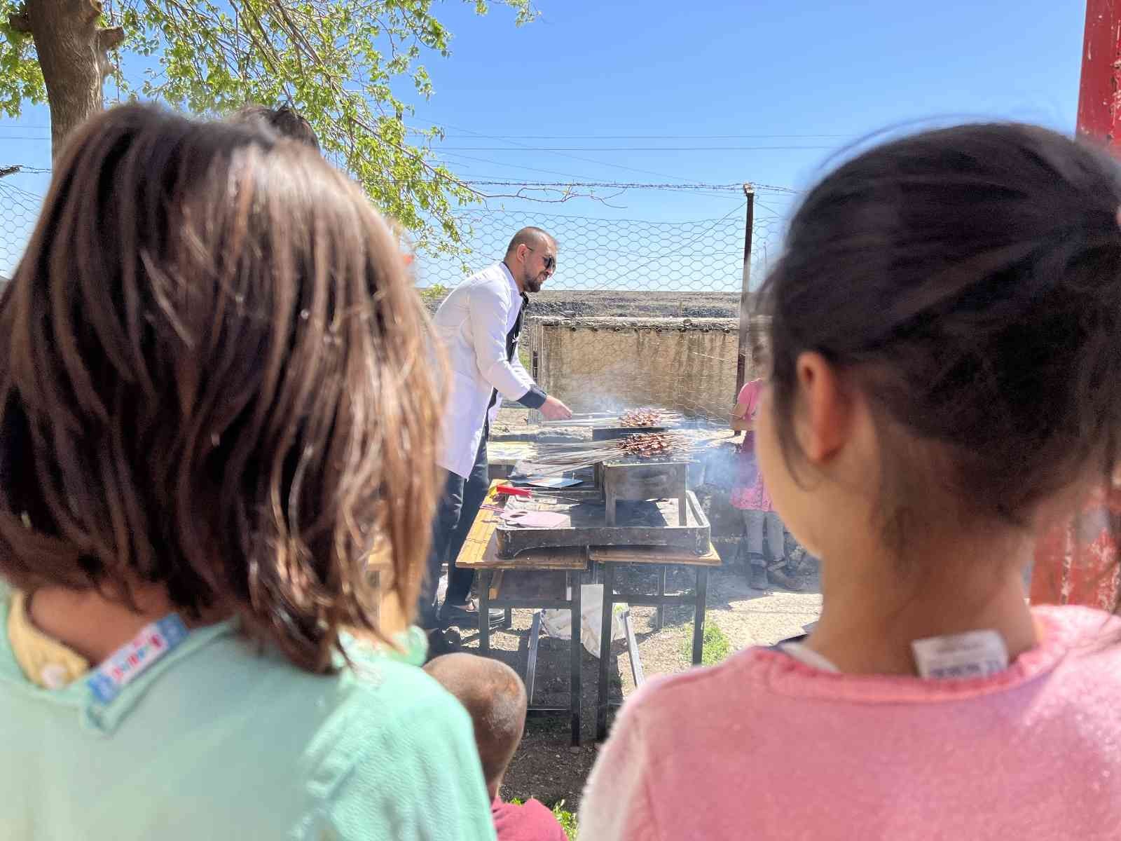 23 Nisan’da 1450 kilometre öteden gelen mutluluk Şanlıurfa’nın Siverek köyündeki bir ilkokul öğretmeni, sosyal medyadan tanıdığı Bursalı ciğerciden yardım istedi. İlkokuldaki öğrencilere sürpriz ...