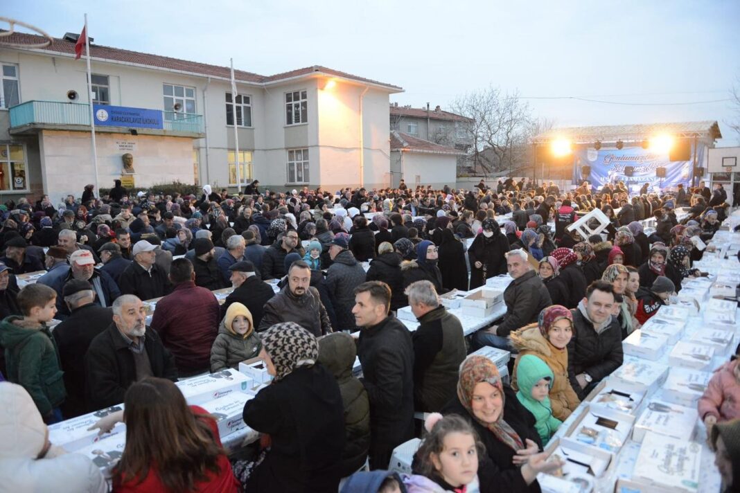 3-bin-kisi-ayni-sofrada-iftar-acti-v7z82qCh.jpg