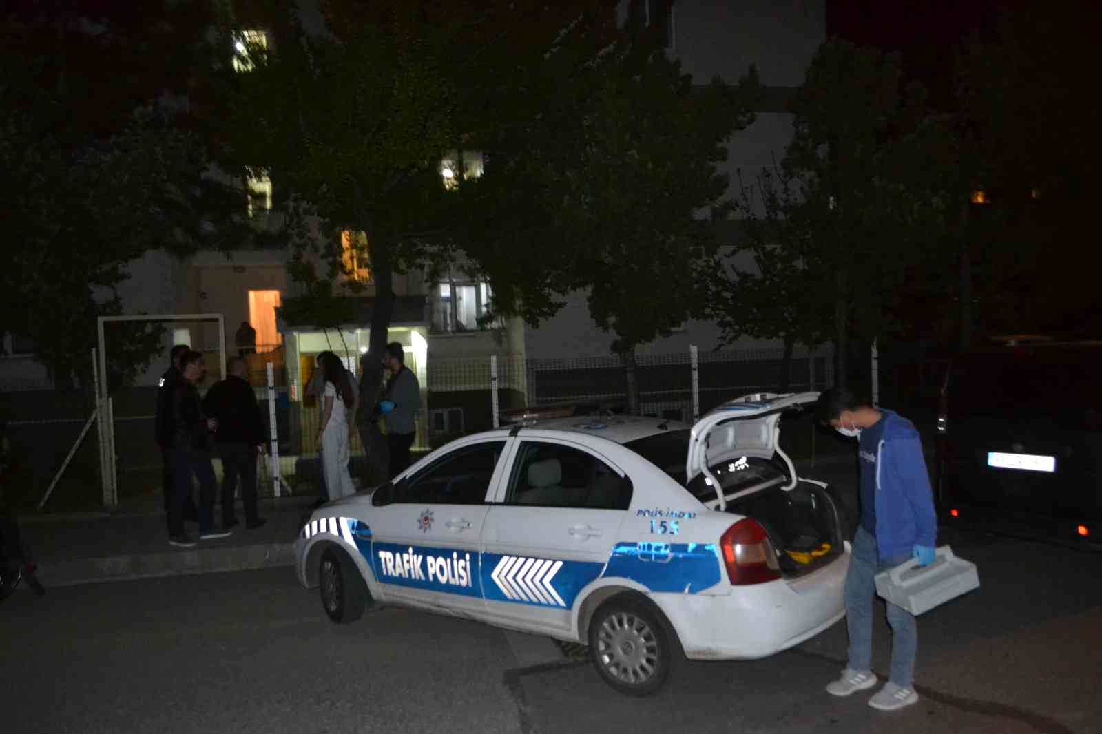 3. kattan düşerek hayatını kaybetti Tekirdağ’ın Çorlu ilçesinde 3. kattan düşen bir kişi yaşamını yitirdi. Olay, Havuzlar Mahallesi Gülnihal Sokak’ta meydana geldi. İddiaya göre ...