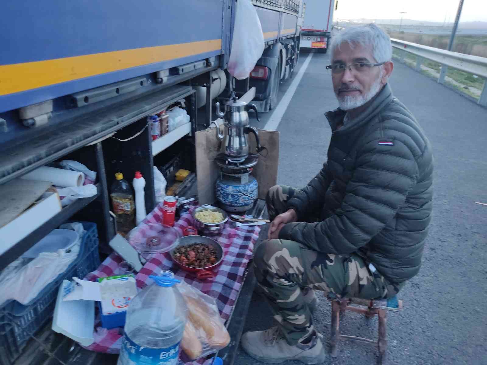 5 kilometrelik kuyrukta tırların başında nöbet tutuyorlar Yunanistan’a geçmek için Edirne’nin İpsala ilçesine gelen tır şoförleri iftarlarını kuyruk sırasında açarken, kimi tır şoförleri araçlarının ...