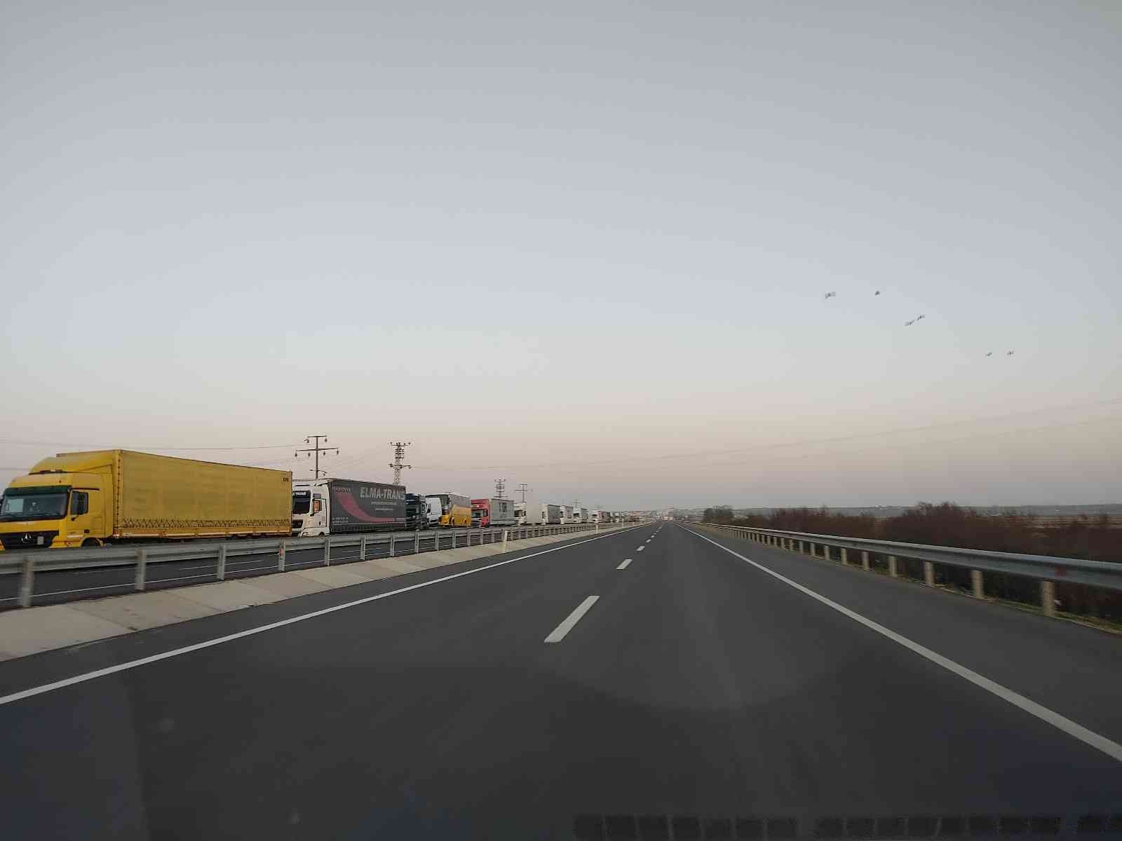 5 kilometrelik kuyrukta tırların başında nöbet tutuyorlar Yunanistan’a geçmek için Edirne’nin İpsala ilçesine gelen tır şoförleri iftarlarını kuyruk sırasında açarken, kimi tır şoförleri araçlarının ...