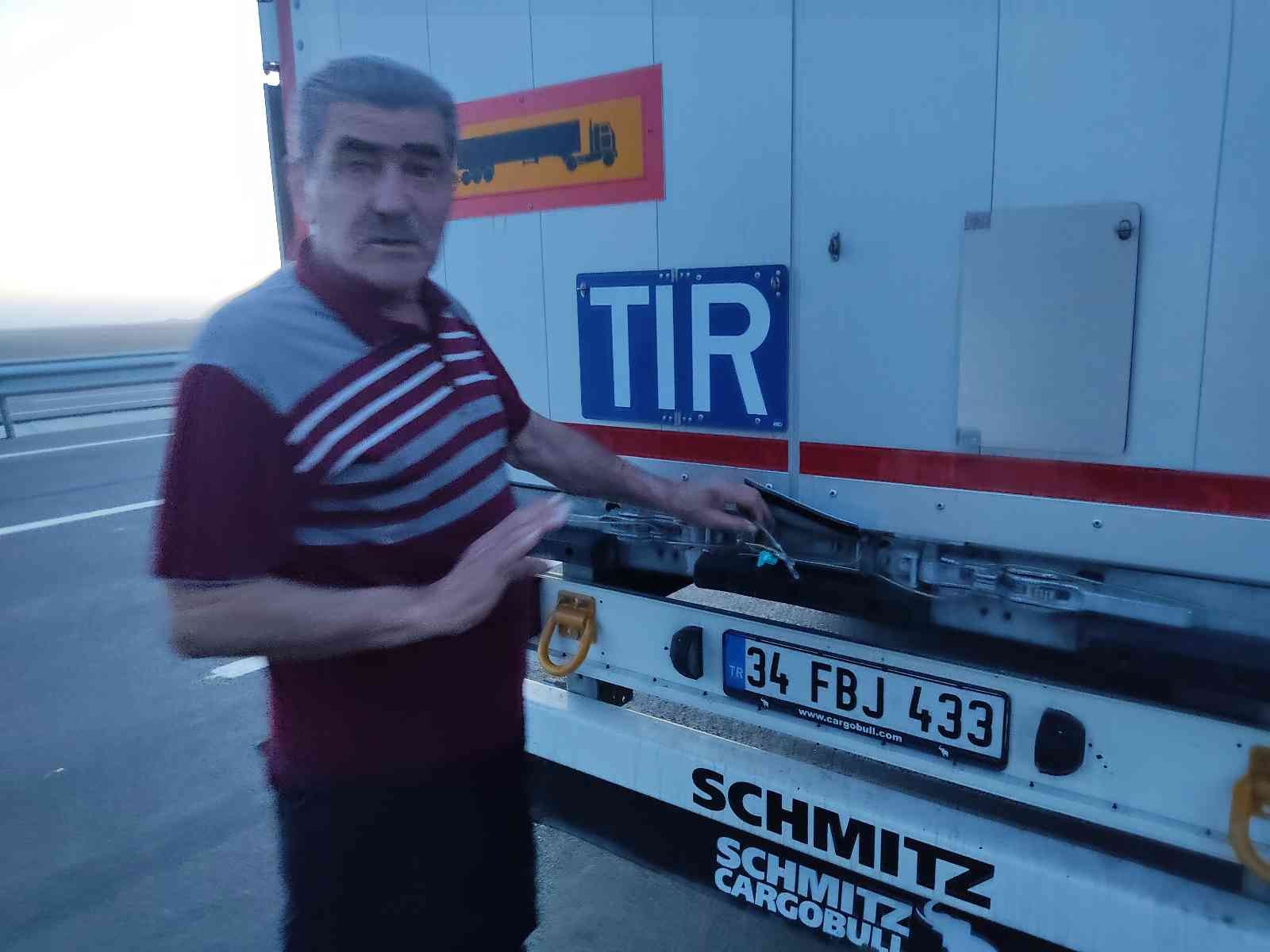 5 kilometrelik kuyrukta tırların başında nöbet tutuyorlar Yunanistan’a geçmek için Edirne’nin İpsala ilçesine gelen tır şoförleri iftarlarını kuyruk sırasında açarken, kimi tır şoförleri araçlarının ...