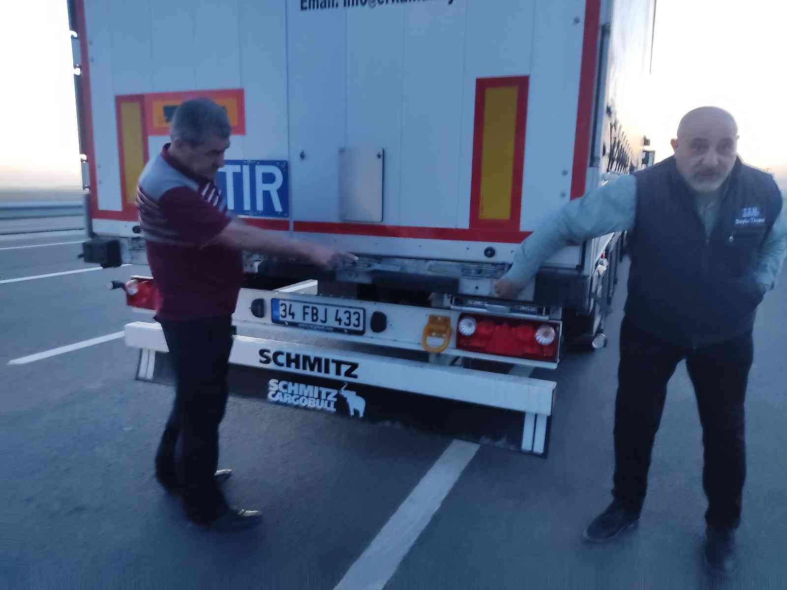 5 kilometrelik kuyrukta tırların başında nöbet tutuyorlar Yunanistan’a geçmek için Edirne’nin İpsala ilçesine gelen tır şoförleri iftarlarını kuyruk sırasında açarken, kimi tır şoförleri araçlarının ...