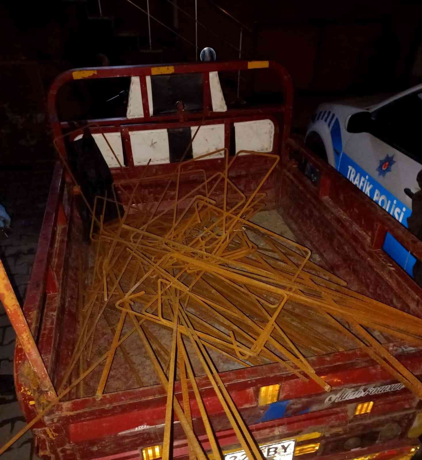 600 kilo demir çalan 4 kişi tutuklandı Edirne’nin Uzunköprü ilçesinde Emniyet Müdürlüğü ekipleri, kurumdan hırsızlık olaylarına karıştığı belirlenen 4 kişiyi kamera görüntüleri ile ...