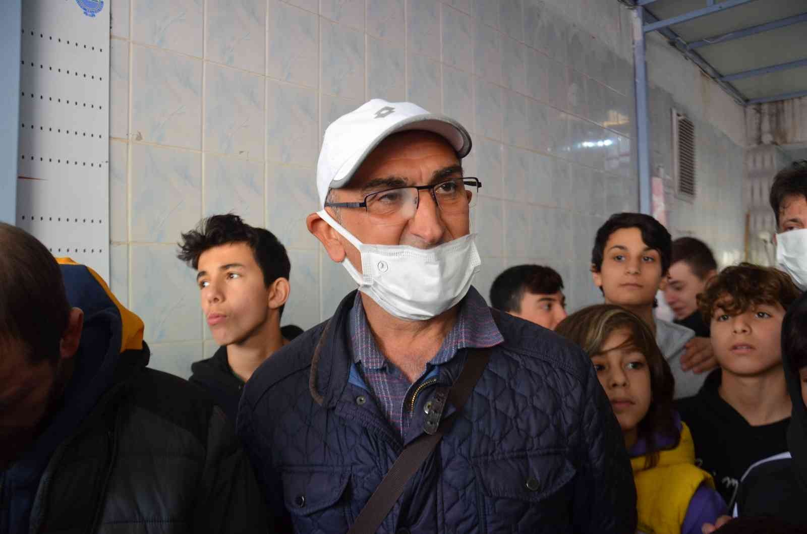 7 yaşındaki evlatlarını trafik kazası sonucu toprağa veren aile adalet istiyor Ara tatilde ailesiyle gittiği İstanbul’da geçirdiği trafik kazası sonrası hastanede verdiği 3 günlük yaşam savaşını kaybeden 7 yaşındaki Kaan ...