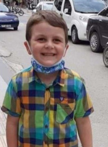 7 yaşındaki evlatlarını trafik kazası sonucu toprağa veren aile adalet istiyor Ara tatilde ailesiyle gittiği İstanbul’da geçirdiği trafik kazası sonrası hastanede verdiği 3 günlük yaşam savaşını kaybeden 7 yaşındaki Kaan ...