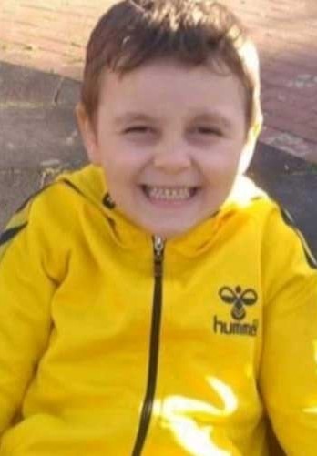 7 yaşındaki evlatlarını trafik kazası sonucu toprağa veren aile adalet istiyor Ara tatilde ailesiyle gittiği İstanbul’da geçirdiği trafik kazası sonrası hastanede verdiği 3 günlük yaşam savaşını kaybeden 7 yaşındaki Kaan ...