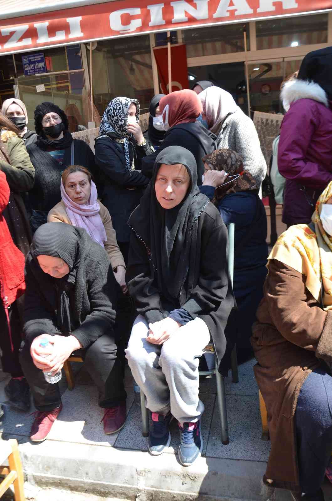 7 yaşındaki evlatlarını trafik kazası sonucu toprağa veren aile adalet istiyor Ara tatilde ailesiyle gittiği İstanbul’da geçirdiği trafik kazası sonrası hastanede verdiği 3 günlük yaşam savaşını kaybeden 7 yaşındaki Kaan ...